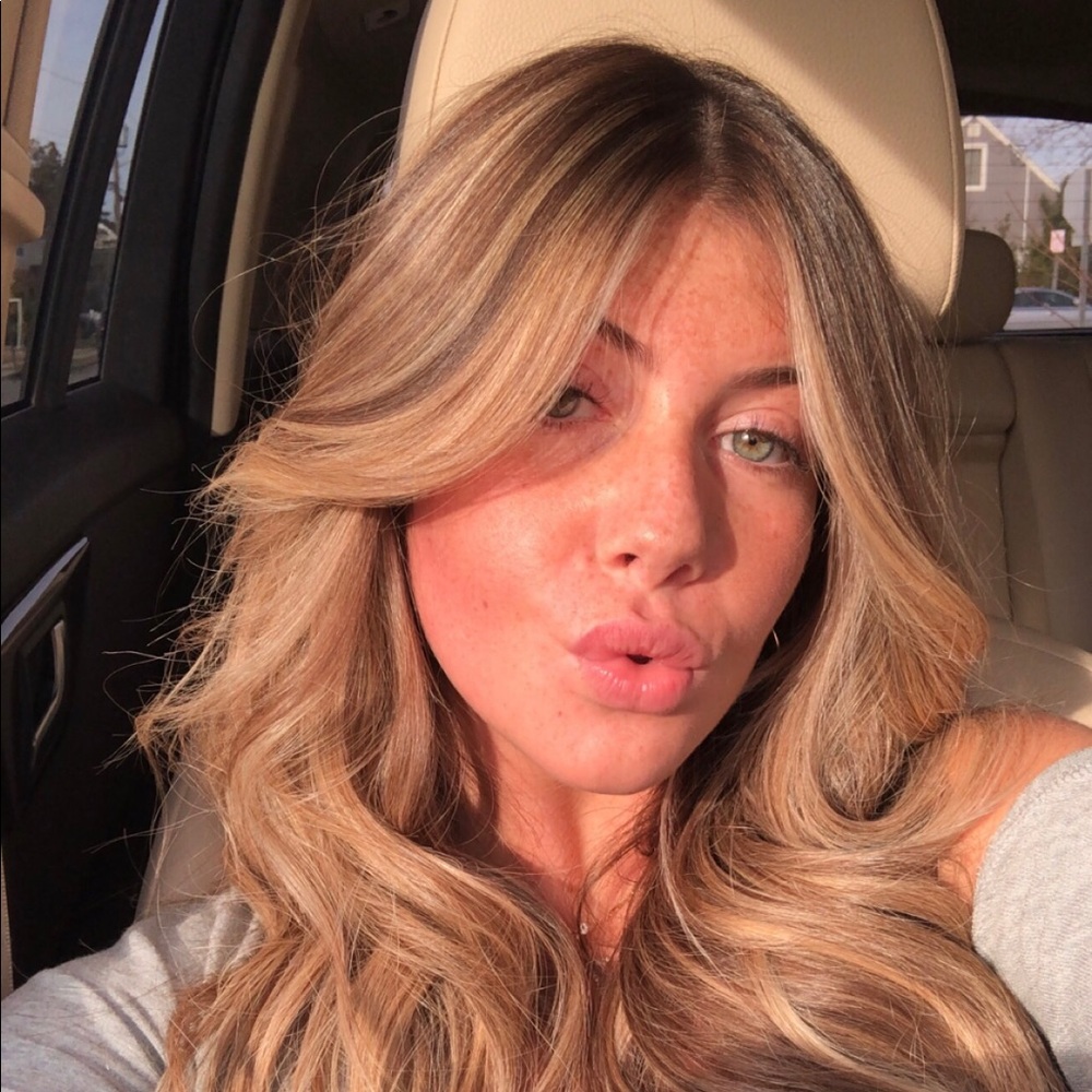 Meet your Posher, Casandra